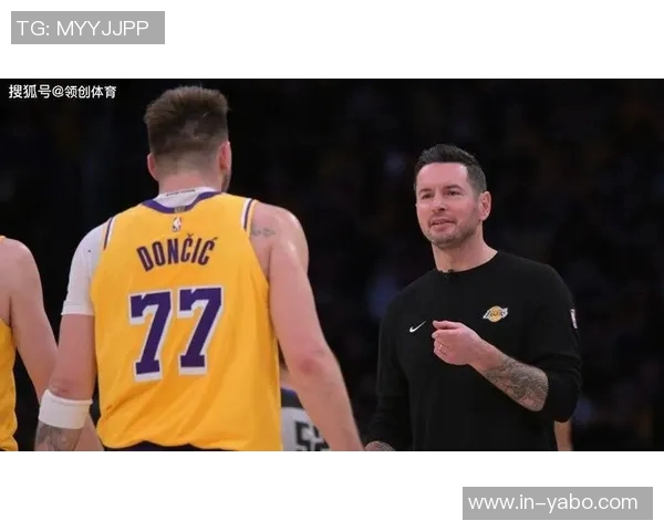 小里与拉拉维亚合影NBA商店东契奇调侃球迷买不买自己球衣